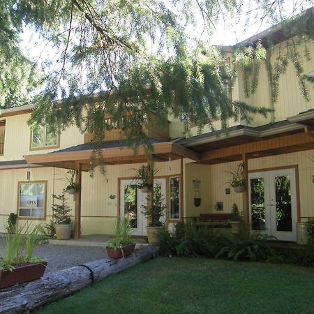 Cedar Wood Lodge Bed & Breakfast Inn Порт-Альберні Екстер'єр фото