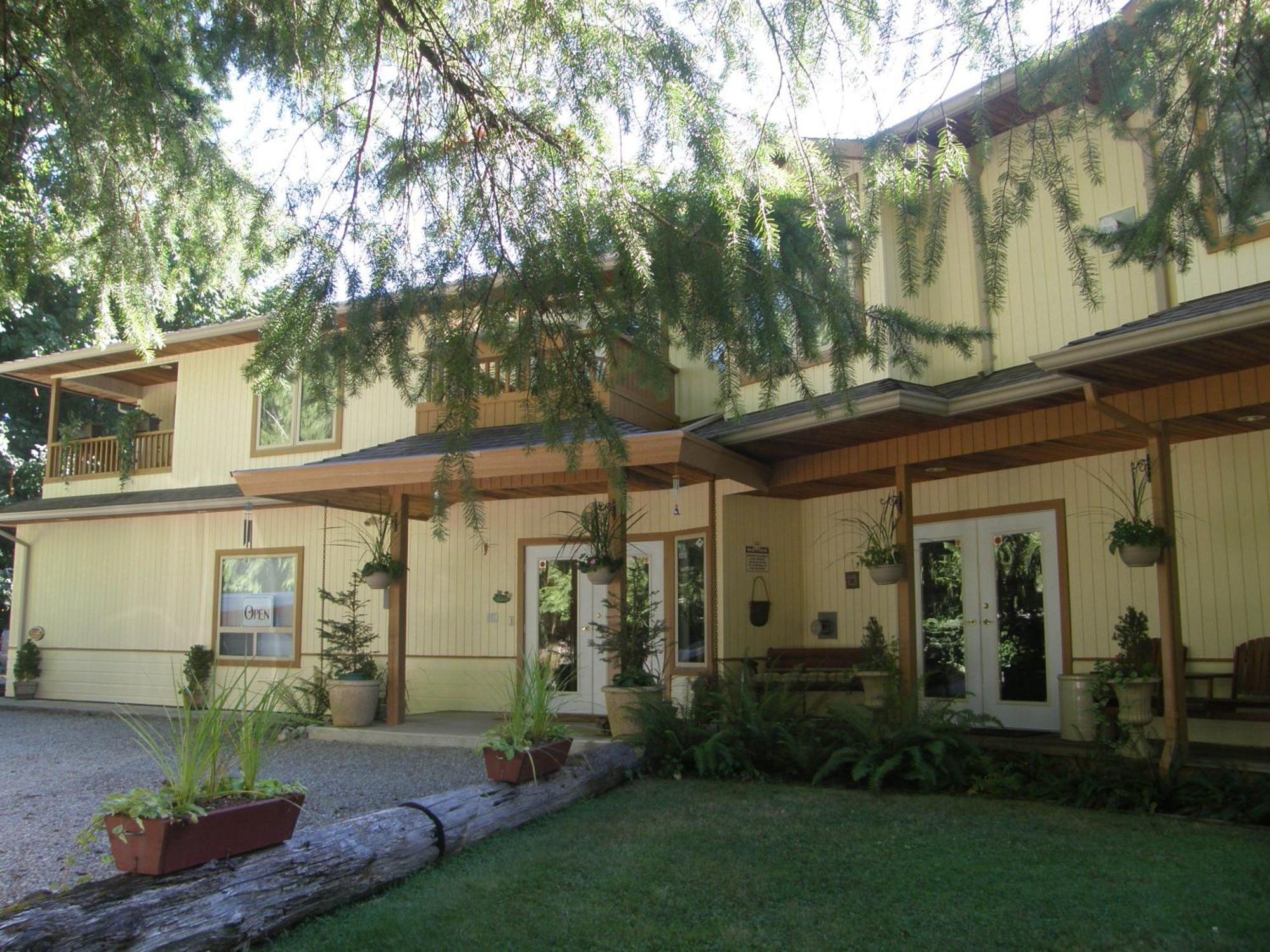 Cedar Wood Lodge Bed & Breakfast Inn Порт-Альберні Екстер'єр фото