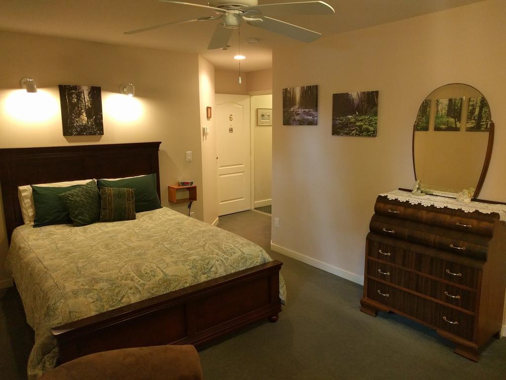 Cedar Wood Lodge Bed & Breakfast Inn Порт-Альберні Екстер'єр фото