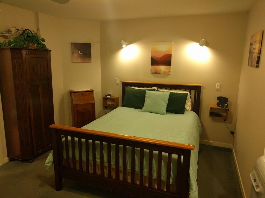 Cedar Wood Lodge Bed & Breakfast Inn Порт-Альберні Екстер'єр фото